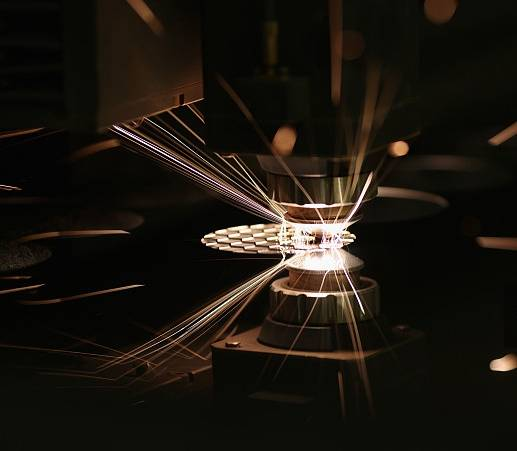 Process comparison between laser cutting machine and traditional equipment