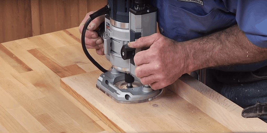 What is the difference between a CNC router and a handheld router?